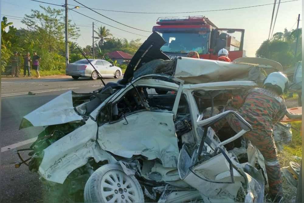 Seorang warga emas maut selepas kereta dipandunya terlibat kemalangan dengan tiga kenderaan di Jalan Muar, Parit Yaani, Yong Peng, Batu Pahat pada Sabtu.