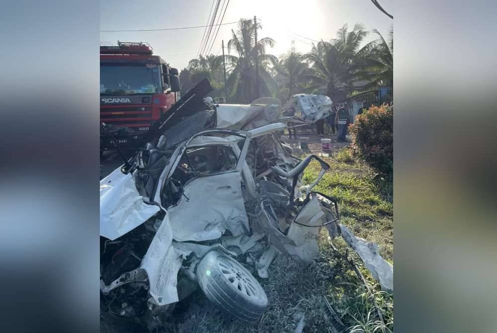 Kereta Perodua Viva dipandu seorang lelaki warga emas yang tersepit dan terbakar sebelum disahkan meninggal dunia di tempat kejadian.