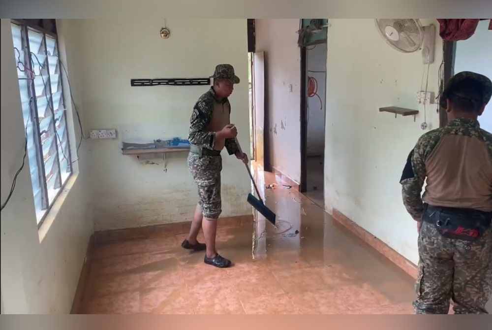 Anggota ATM membantu meringankan bebanan mangsa banjir yang terjejas setelah kediaman mereka dinaiki air dalam banjir gelombang keempat di Terengganu sejak 23 Januari lalu.