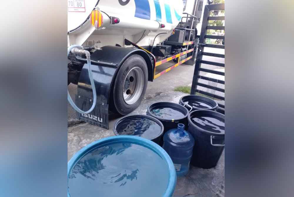Lori tangki menghantar air pada Jumaat.