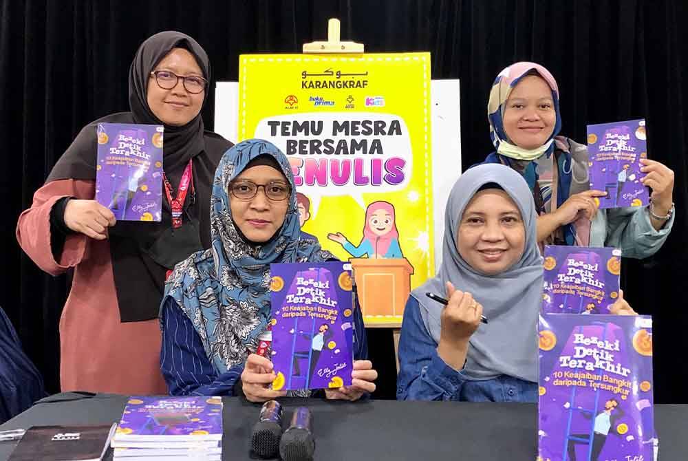 (Dari kiri) Azzah, Rahmah, Elly dan Ruzita ketika sesi Temu Mesra Penulis sempena Jualan Gudang Karangkraf 2024 di Kompleks Kumpulan Karangkraf, Shah Alam.