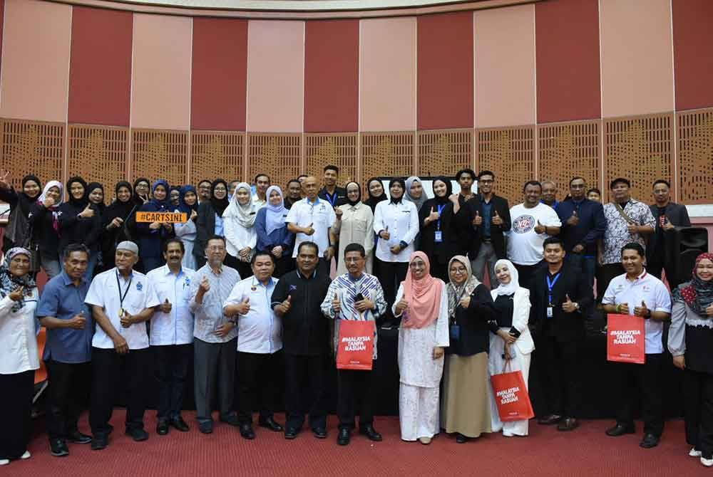 Norhayati (tiga dari kanan) bergambar bersama peserta dan penaja utama selepas majlis penutupan
Forum Diskusi Penggayaan Usaha Niaga Veteran Angkatan Tentera Malaysia (ATM) bersama Affin Bank Berhad dan Perunding Industri menerusi program Veteran Business Enrichment (VeBE) 2024 yang berlangsung di Dewan Perdana Pusat Transformasi Bandar (UTC),Keramat Mall pada Sabtu. FOTO SINAR HARIAN / MOHD RAFIQ REDZUAN HAMZAH