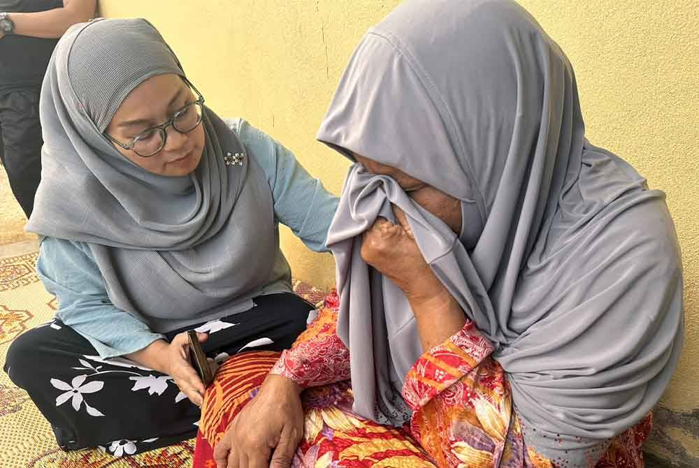 Zainab (kanan) yang tidak dapat menahan kesedihan ditenangkan tetamu yang menziarahnya.