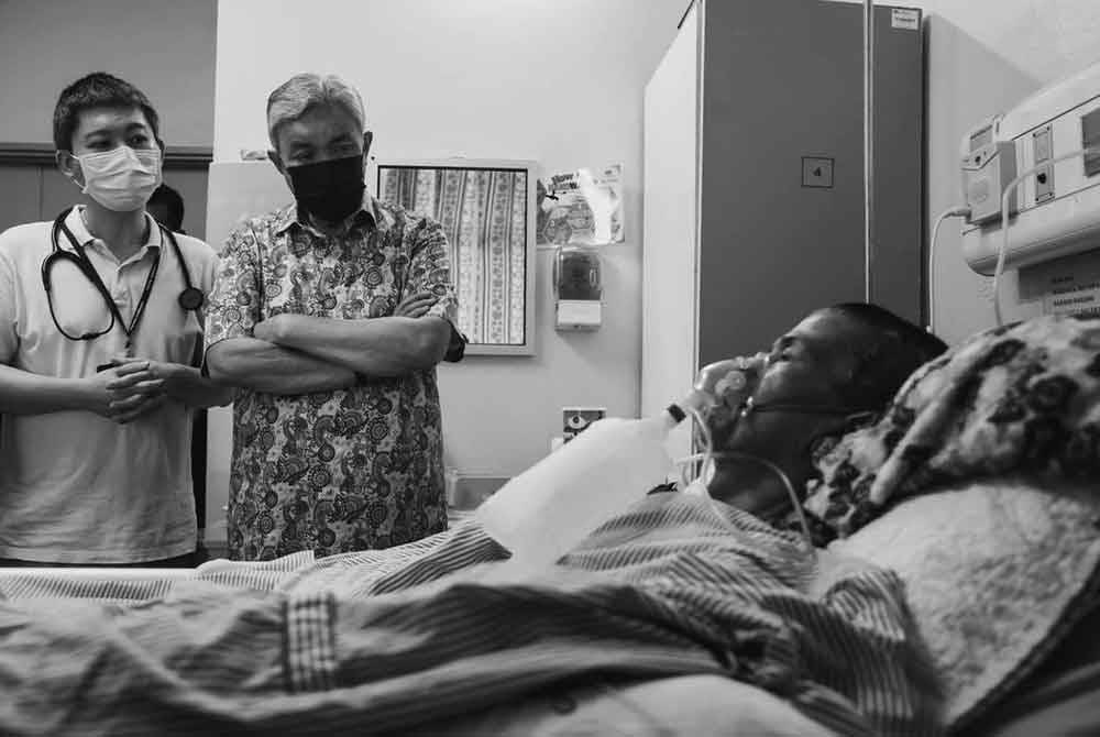 Ahmad Zahid (berdiri, kanan) ketika menziarahi Mohammad Rafi di Hospital Kuala Lumpur (HKL), jam 5 petang tadi, sebelum Allahyarham menghembuskan nafas terakhir pada jam 6.40 petang. Foto: FB Ahmad Zahid Hamidi