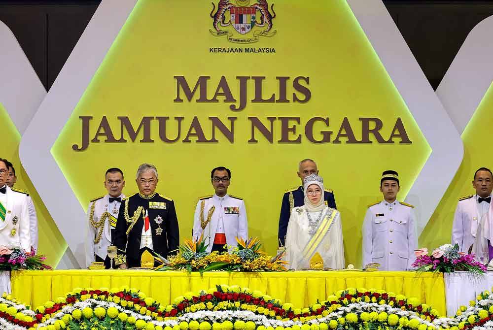 Yang di-Pertuan Agong Al-Sultan Abdullah Ri’ayatuddin Al-Mustafa Billah Shah dan Raja Permaisuri Agong Tunku Hajah Azizah Aminah Maimunah Iskandariah berkenan berangkat pada Majlis Jamuan Negara sempena tamat pemerintahan Yang di-Pertuan Agong Ke-16 pada Sabtu. Foto Bernama
