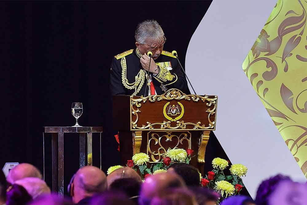 Yang di-Pertuan Agong Al-Sultan Abdullah Ri’ayatuddin Al-Mustafa Billah Shah tidak dapat menahan sebak ketika berkenan menyampaikan titah pada Majlis Jamuan Negara sempena tamat pemerintahan Yang di-Pertuan Agong Ke-16 pada Sabtu. - Foto Bernama