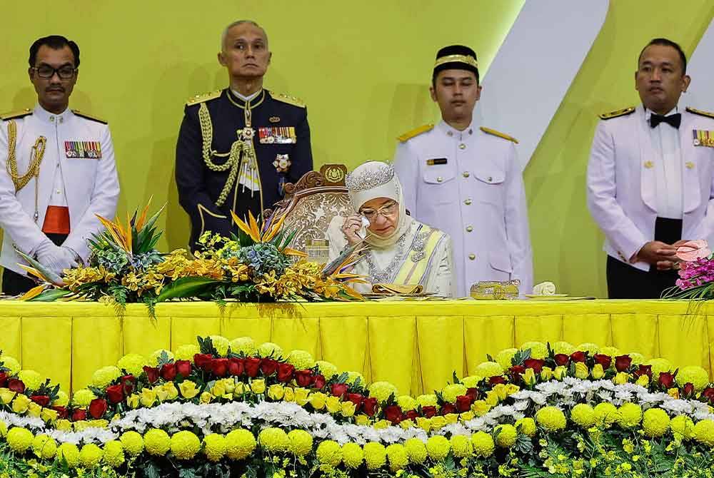 Raja Permaisuri Agong Tunku Azizah Aminah Maimunah Iskandariah tidak dapat menahan sebak mendengar titah Yang di-Pertuan Agong Al-Sultan Abdullah Ri’ayatuddin Al-Mustafa Billah Shah pada Majlis Jamuan Negara sempena tamat pemerintahan Yang di-Pertuan Agong Ke-16 di ibu kota pada Sabtu. Foto Bernama