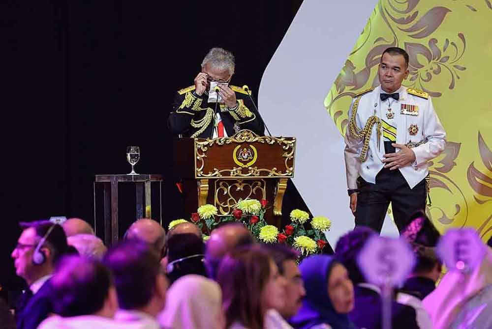 Yang di-Pertuan Agong Al-Sultan Abdullah Ri’ayatuddin Al-Mustafa Billah Shah tidak dapat menahan sebak ketika berkenan menyampaikan titah pada Majlis Jamuan Negara sempena tamat pemerintahan Yang di-Pertuan Agong Ke-16 pada Sabtu. Foto Bernama
