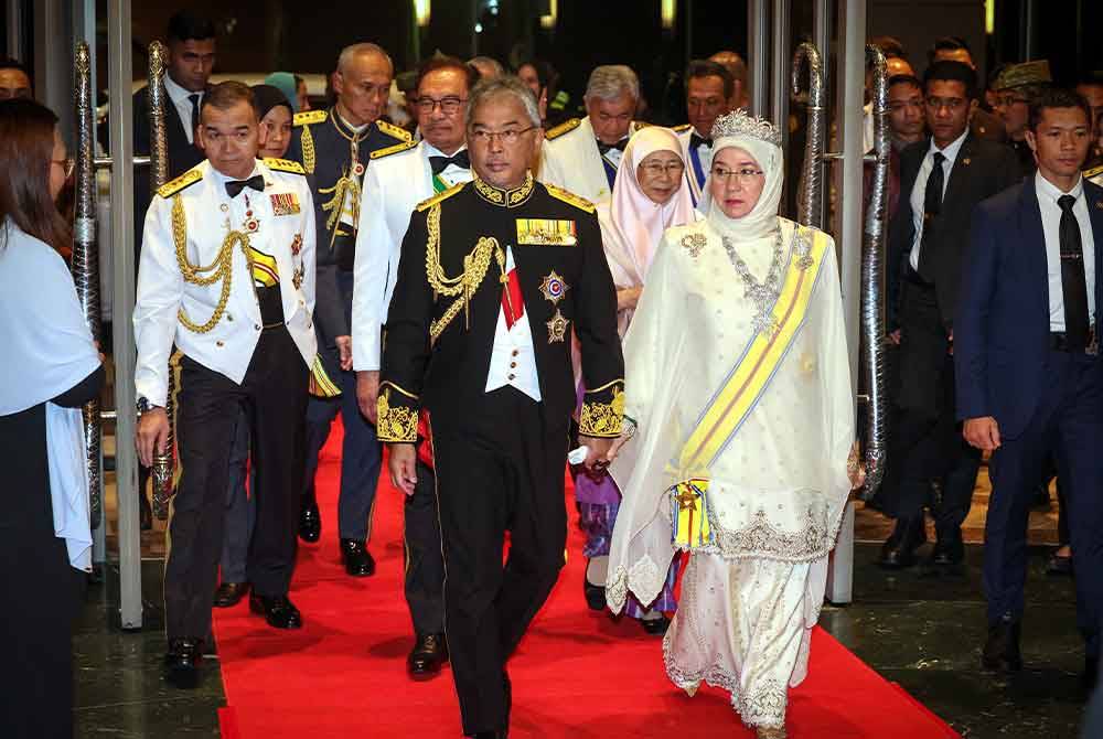 Yang di-Pertuan Agong Al-Sultan Abdullah Ri’ayatuddin Al-Mustafa Billah Shah dan Raja Permaisuri Agong Tunku Azizah Aminah Maimunah Iskandariah berkenan berangkat tiba ke Majlis Jamuan Negara Sempena Tamat Tempoh Pemerintahan Yang di-Pertuan Agong Ke-16 malam Sabtu. Foto: Bernama
