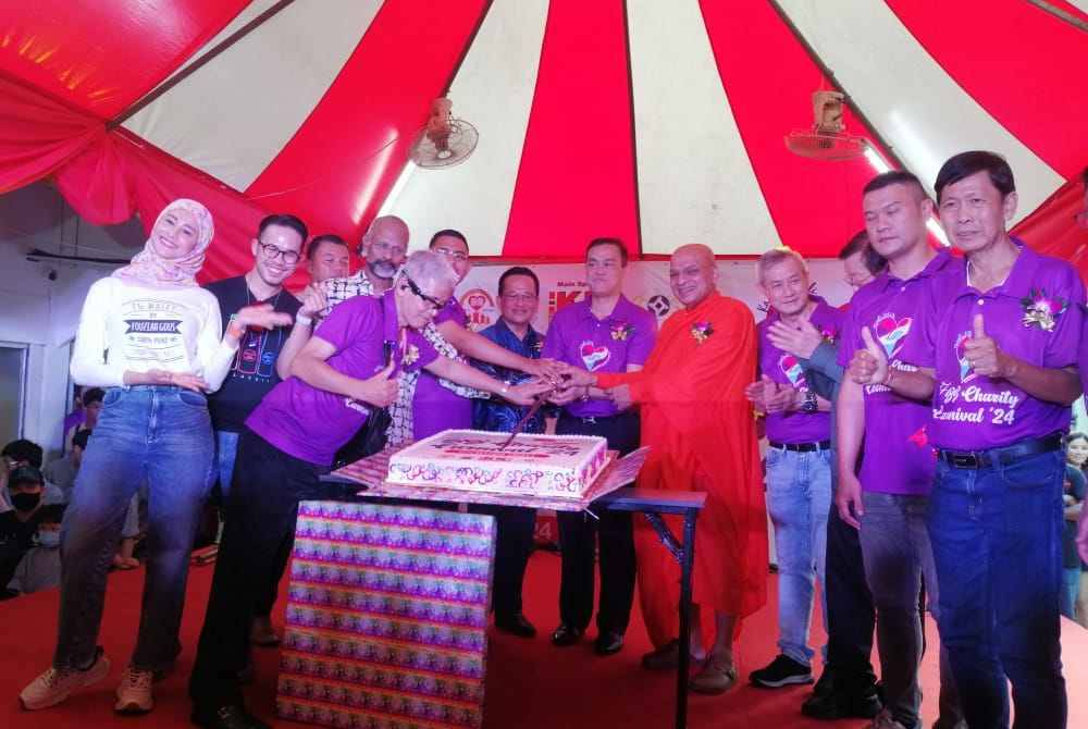 Acara potong kek bersama tetamu jemputan dan rakan penaja Karnival Kebajikan Bukit Bintang.