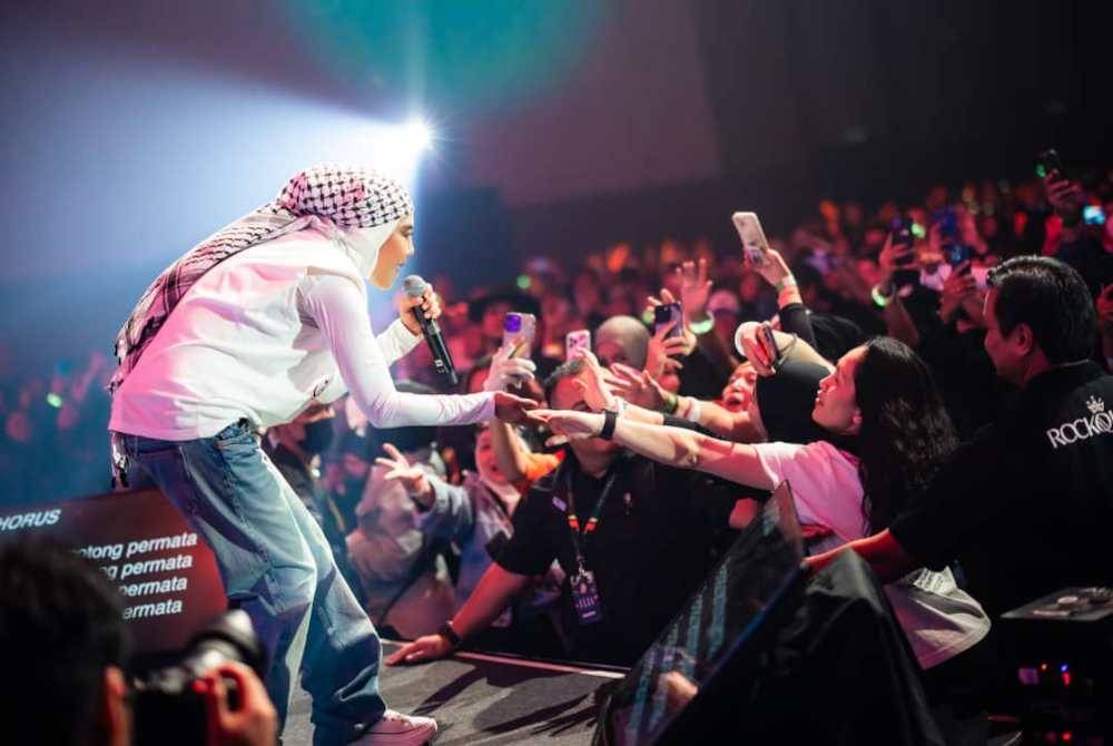 Ella teruja mendapat sambutan daripada ribuan peminat menerusi Konsert 'Jilid Akhir: Ella Puteri Kota' yang diadakan di SICC Kota Kinabalu.