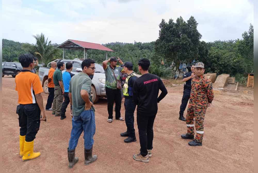 Antara anggota penyelamat terdiri daripada bomba, polis, APM dan JPNP yang terlibat dalam operasi SAR kakitangan Pejabat Renjer Hutan Bera yang terperangkap dalam Hutan Simpan Chini, Bera.