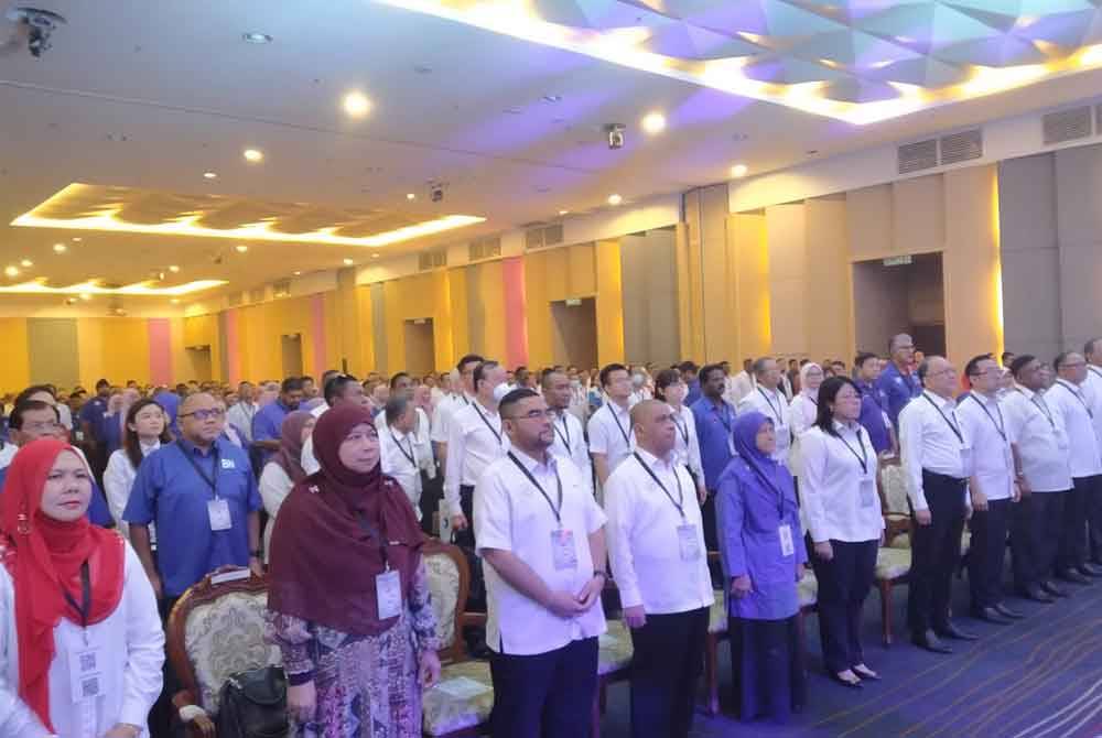 Saarani (empat dari kiri) bersama Mujahid (tiga dari kiri) ketika menghadiri Konvensyen Kerajaan Perpaduan Peringkat Negeri Perak Tahun 2024 di Pusat Konvensyen Casuarina pada Ahad.