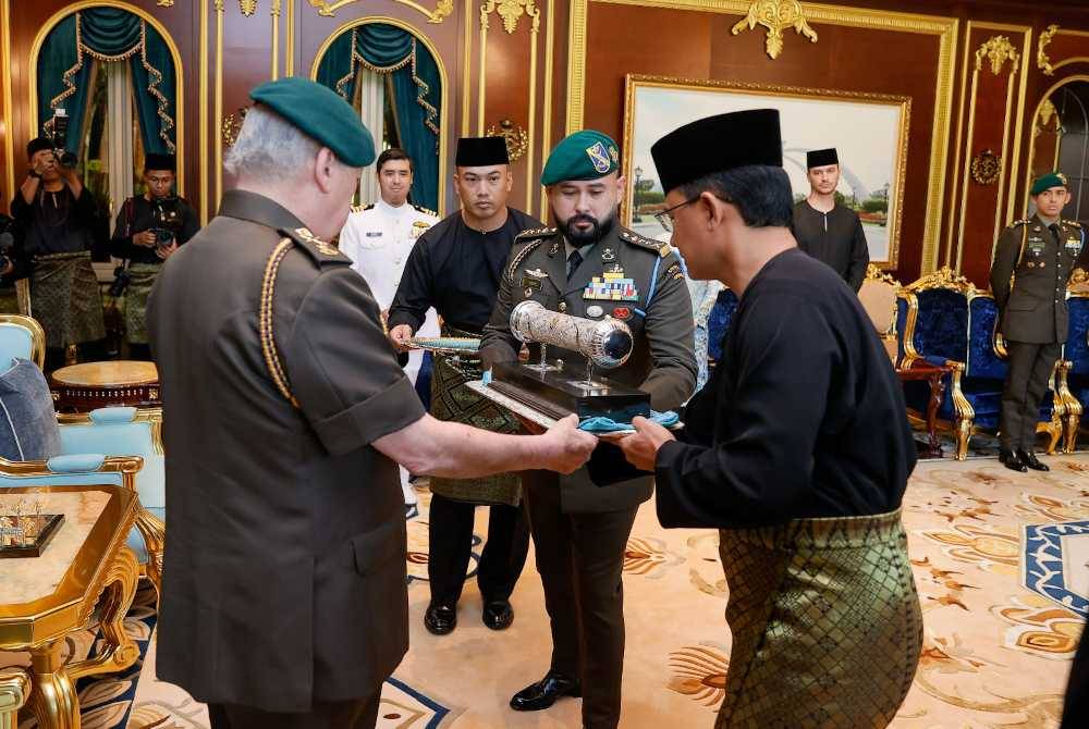 Istiadat pelantikan berlangsung di Balai Menghadap, Istana Bukit Serene di hadapan Sultan Johor, Sultan Ibrahim Sultan Iskandar. Foto Royal Press Office
