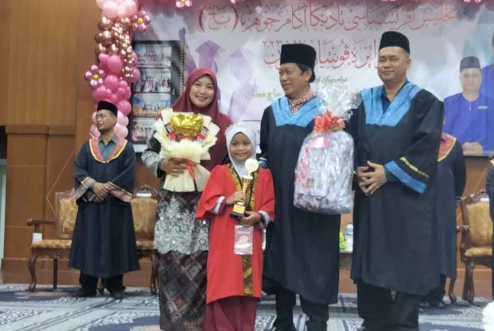 Ahmad (dua dari kanan) menyampaikan hadiah Majlis Apresiasi Tadika Agama Johor Daerah Pontian di Dewan Jubli Intan Sultan Ibrahim pada Ahad.