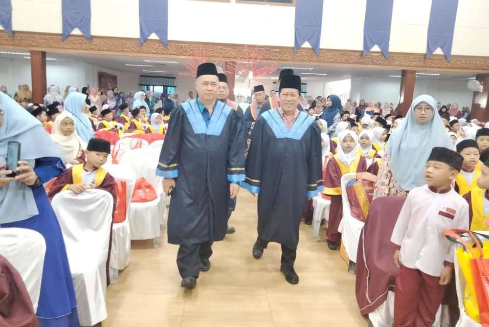 Ahmad (berjalan tengah, kanan) disambut oleh persembahan silat semasa hadir pada Majlis Apresiasi Tadika Agama Johor Daerah Pontian di Dewan Jubli Intan Sultan Ibrahim, Pontian pada Ahad.