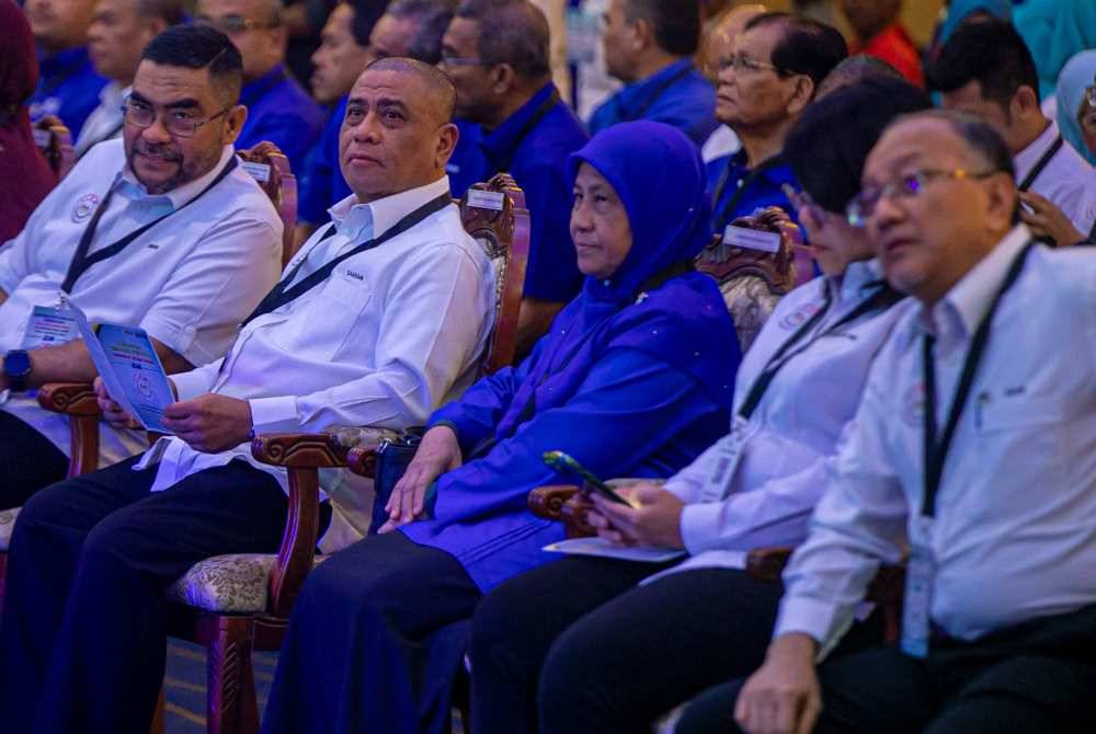 Mujahid (kiri) bersama Saarani (dua dari kiri) ketika Konvensyen Kerajaan Perpaduan Peringkat Negeri Perak Tahun 2024 di Pusat Konvensyen Casuarina pada Ahad.