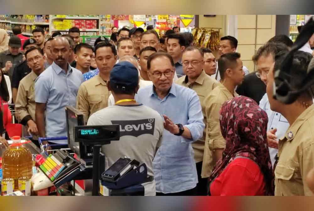 Anwar turut melakukan tinjauan barangan asas di sebuah pasar raya di Meru Raya pada Ahad.