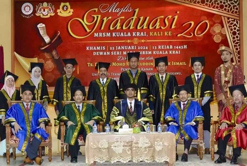 Para hadirin dan kenamaan yang bergambar pada Majlis Graduasi MRSM Kuala Krai ke-20.