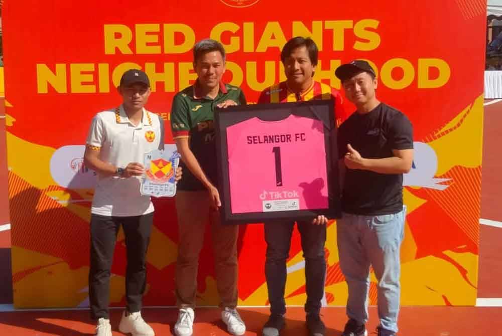 Dari kanan, Derren, Mohd Najwan, Johan dan Mohamad Faisal pada majlis pelancaran kerjasama antara TikTok Malaysia dan Selangor FC pada Ahad.