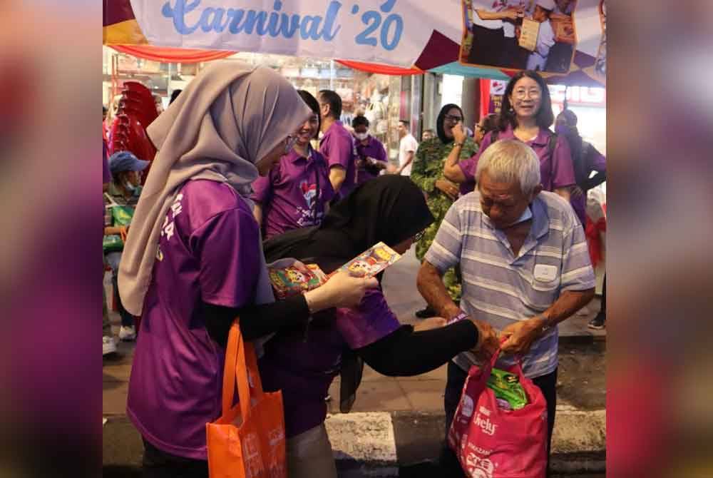 Agihan bantuan kepada salah seorang penerima.