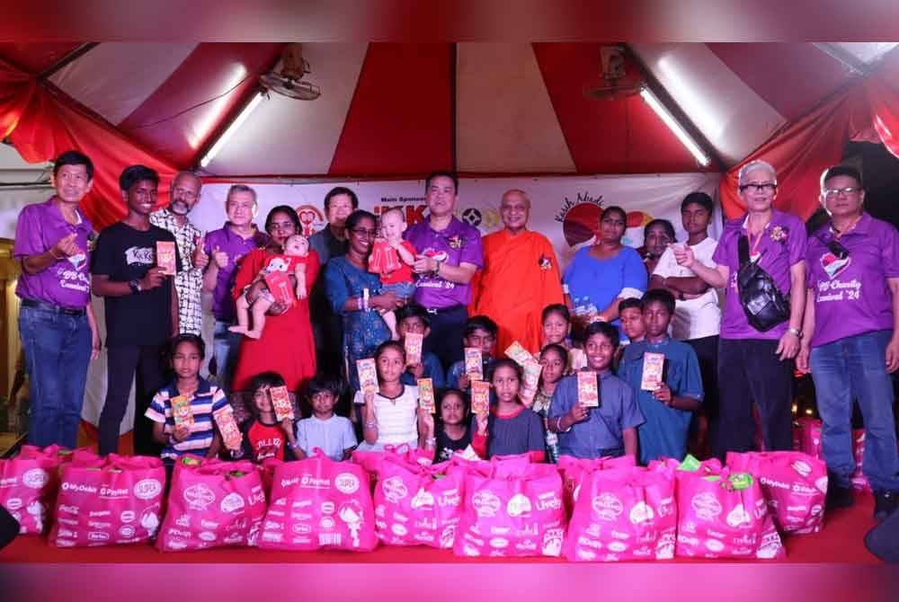 KK Chai (tengah) bergambar bersama penerima bantuan.