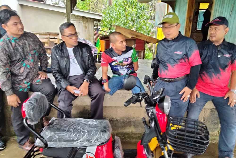 Ibrahim (tengah) menerima lawatan daripada Yayasan Raja Shamri dan Politeknik Jeli.