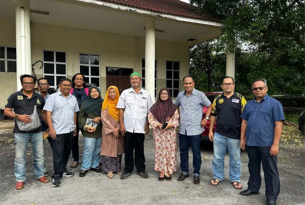 Pengamal media yang menerima sumbangan di hadapan rumah Kelab Wartawan Media Terengganu (Kawat).