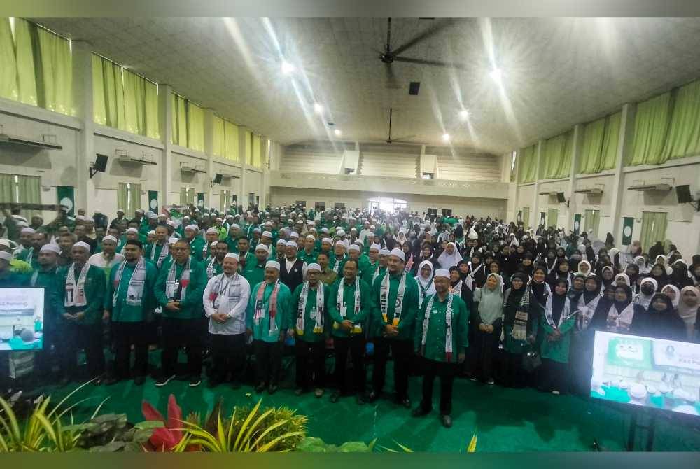 Tuan Ibrahim (tengah) bersama perwakilan yang hadir sempena Konvensyen Pas Pahang di Kompleks Al-Makmur Kerdau, Temerloh pada Ahad.