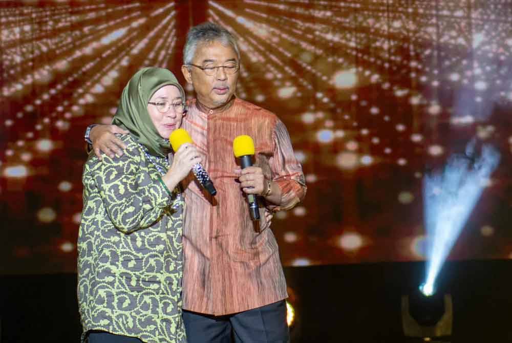 Al-Sultan Abdullah dan Tunku Azizah turut berkongsi pengalaman manis lima tahun bersemayam di Istana Negara selain berkenan mendendangkan empat lagu. Foto Facebook Istana Negara