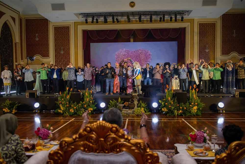 Pegawai dan warga Istana Negara mempersembah bakat terpendam masing-masing menerusi pelbagai persembahan sketsa, nyanyian dan tarian. Foto Facebook Istana Negara