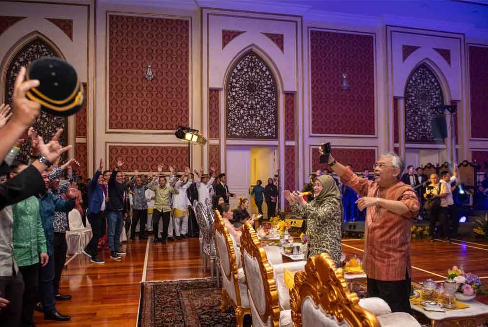 Al-Sultan Abdullah dan Tunku Azizah menzahirkan ucapan terima kasih kepada seluruh warga Istana Negara yang berkhidmat dengan cemerlang sepanjang lima tahun tempoh pemerintahan baginda. Foto Facebook Istana Negara