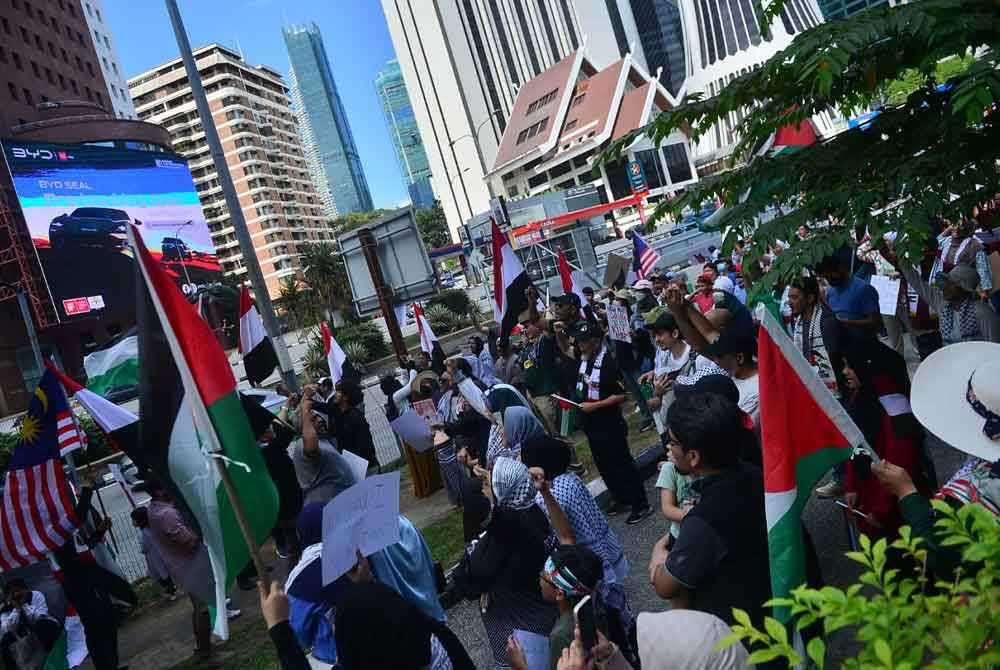 Tinjauan Protes Genosid Israel terhadap Palestin yang diadakan berhampiran Kedutaan Amerika Syarikat (AS) di Jalan Tun Razak pada Ahad.- FOTO: SINAR HARIAN/ASRIL ASWANDI SHUKOR