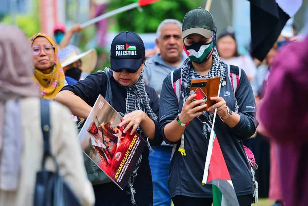 Antara mereka yang menyertai Protes Genosid Israel terhadap Palestin berhampiran Kedutaan Amerika Syarikat (AS) di Jalan Tun Razak pada Ahad. - FOTO: SINAR HARIAN/ASRIL ASWANDI SHUKOR