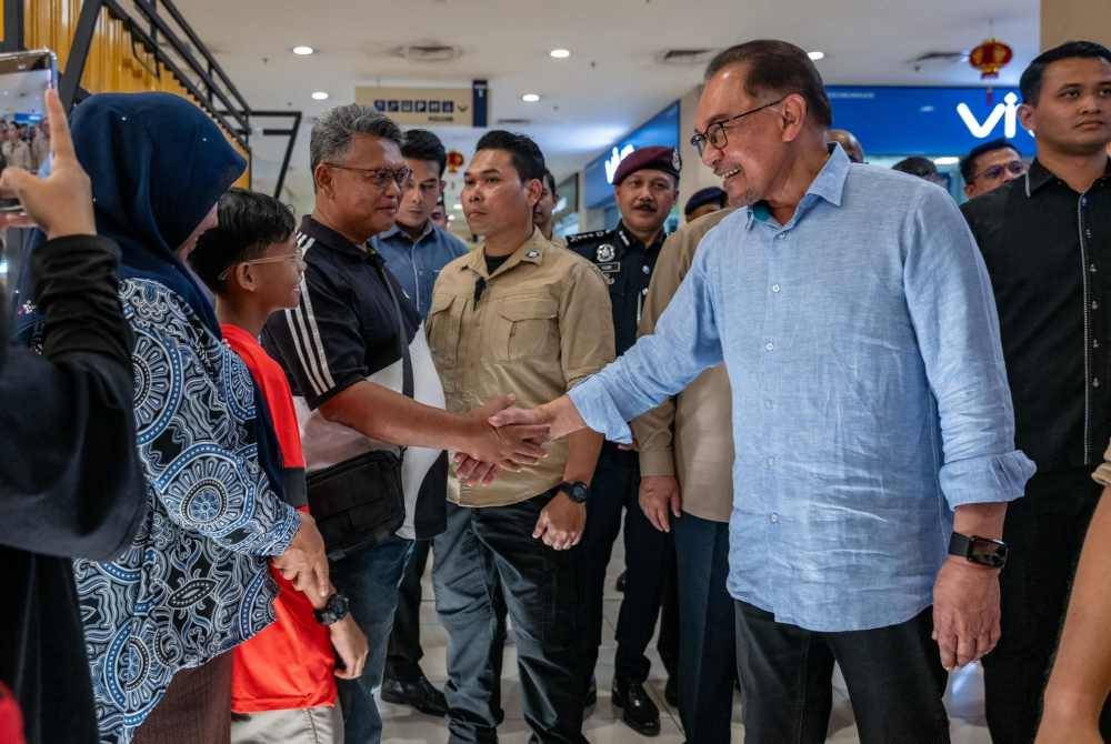 Anwar menyapa mesra orang ramai yang hadir di pasar raya Mydin. Foto Facebook Anwar Ibrahim