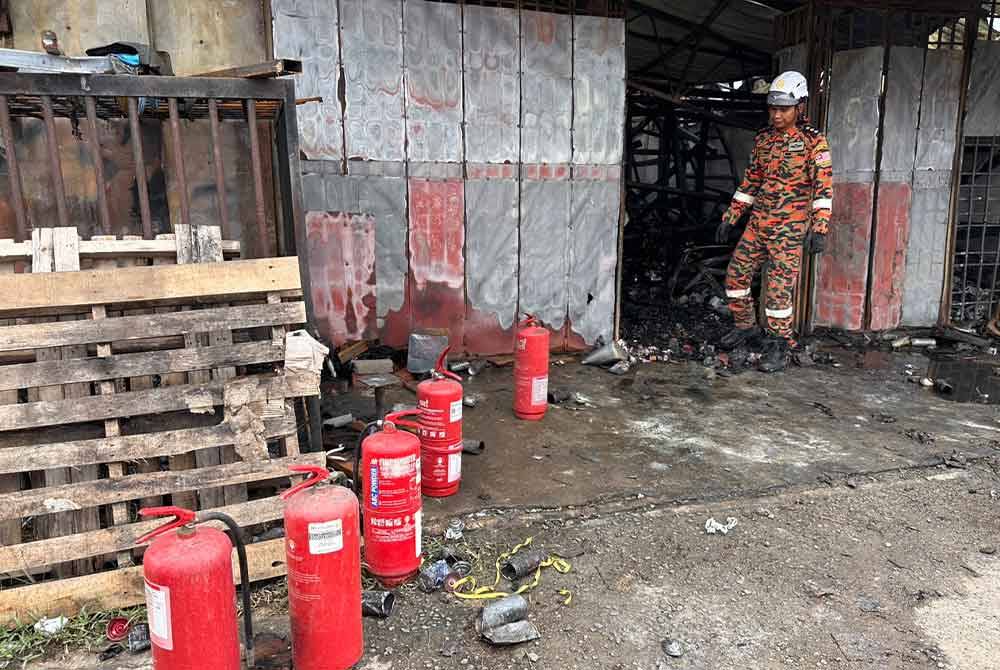 Alat pemadam api yang digunakan pekerja.