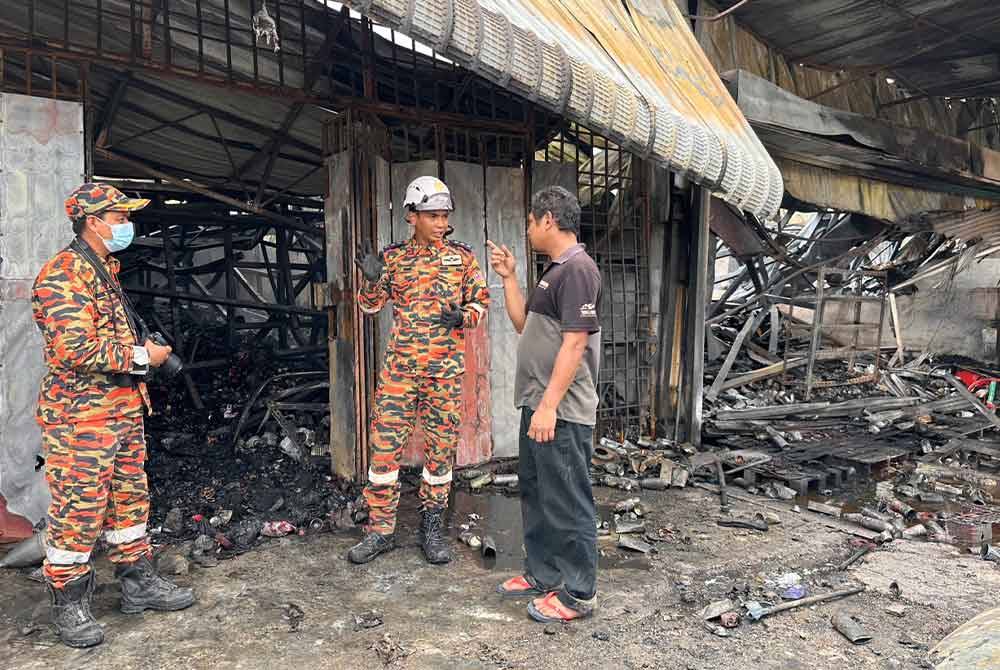 Bomba yang menjalankan siasatan di lokasi kejadian.
