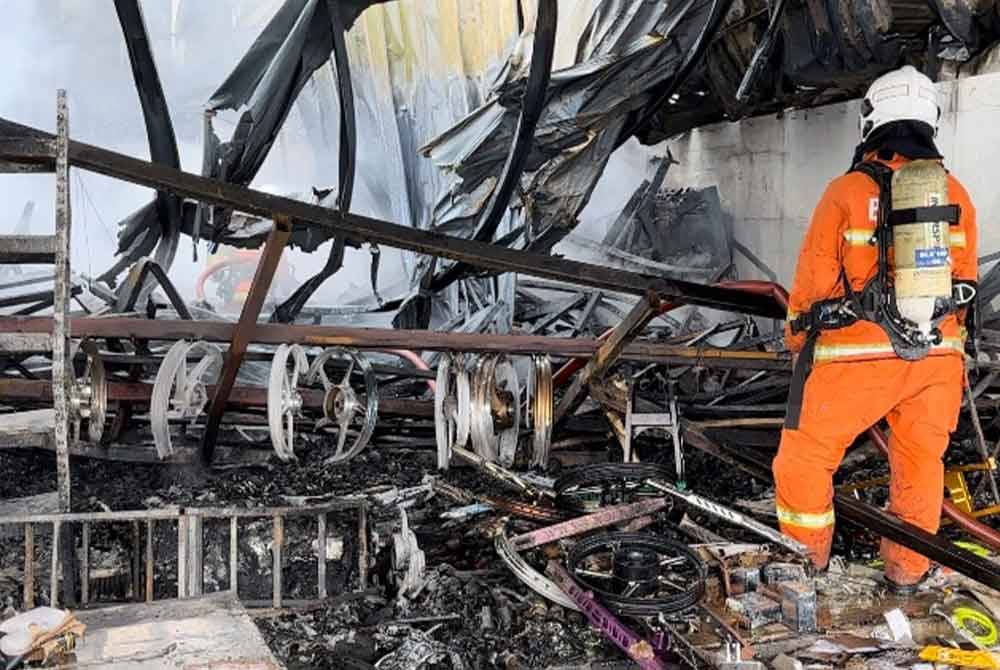 Alat-alat ganti motosikal yang musnah dalam kebakaran.