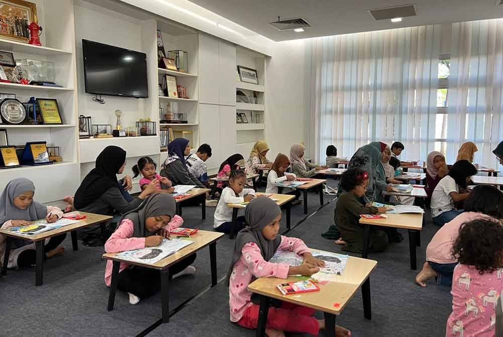 Pertandingan mewarna untuk kanak-kanak yang dianjurkan sempena Jualan Gudang Karangkraf 2024 di Kompleks Kumpulan Karangkraf, Shah Alam pada Ahad.