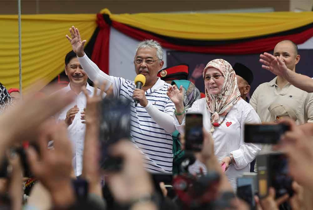 Kehadiran Al-Sultan Abdullah dan Tunku Azizah sempena Kembara Kenali Borneo mendapat sambutan yang hangat di kalangan rakyat. - Foto Bernama