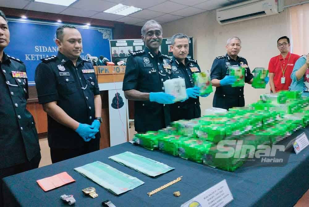 Kumar (tiga dari kiri) menunjukkan dadah yang dirampas pada sidang media di IPK Johor pada Ahad.