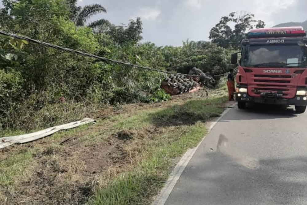 Treler muatan minyak sawit terbalik yang menyebabkan pemandunya maut di lokasi kejadian pada Ahad. - Foto: PDRM