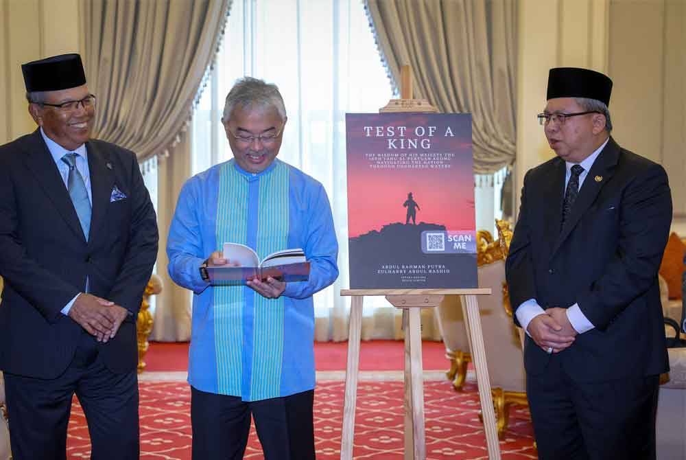 Yang di-Pertuan Agong, Al-Sultan Abdullah Ri’ayatuddin Al-Mustafa Billah Shah (dua dari kiri) berkenan membelek buku berjudul 'Test of A King' selepas melancarkan buku tersebut di Istana Negara pada Ahad. Foto Bernama