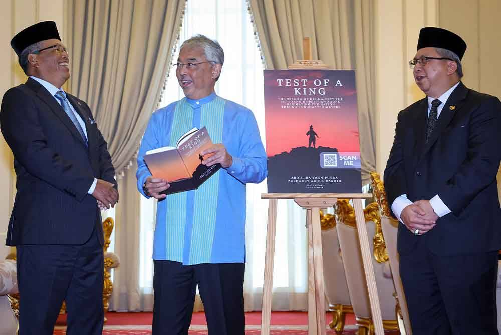Al-Sultan Abdullah berkenan melancarkan e-book bertajuk 'Test of A King' di Istana Negara hari ini. Foto Bernama