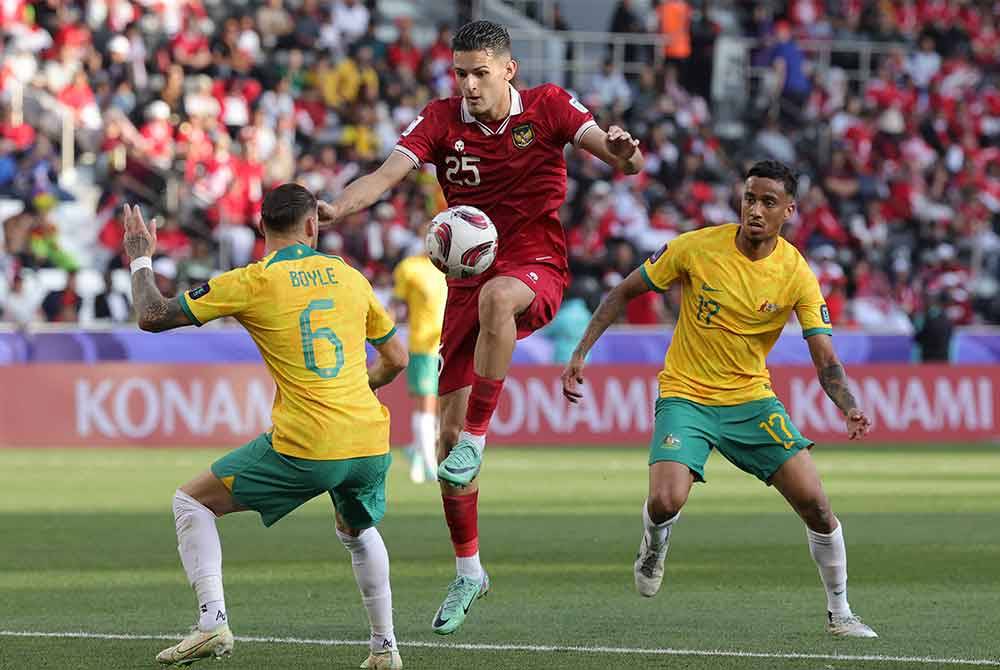 Boyle bersaing dengan pemain Indonesia,Justin Hubner dalam perlawanan pusingan 16 terbaik Qatar 2023 di Stadium Jassim Bin Hamad. Foto: AFP