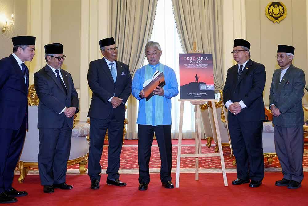 Al-Sultan Abdullah (empat dari kiri) berkenan melancarkan e-book bertajuk 'Test of A King' di Istana Negara hari ini. Foto Bernama
Turut hadir, penulis buku, Bekas Ketua Hakim Negara Tun Mohamed Raus Sharif (tiga kiri), Penasihat Undang-undang Yang di-Pertuan Agong Datuk Abdul Rahman Putra Datuk Taha (dua, kanan) dan Pakar perlembagaan Prof Emeritus Datuk Dr Shad Saleem Faruqi (kanan).
Buku berkenaan mengisahkan mengenai kebijaksanaan dan dedikasi Seri Paduka dalam mengharungi dan mengemudi negara melalui pelbagai cabaran sepanjang bergelar Yang di-Pertuan Agong.
-- fotoBERNAMA (2024) HAK CIPTA TERPELIHARA