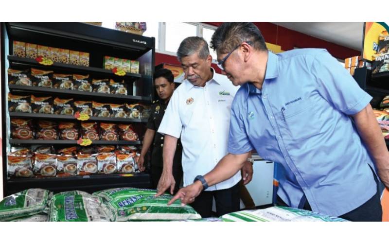 FAMA menguruskan intervensi pengedaran beras melibatkan 6,854 metrik tan setakat Disember 2023. - FOTO: FAMA MALAYSIA