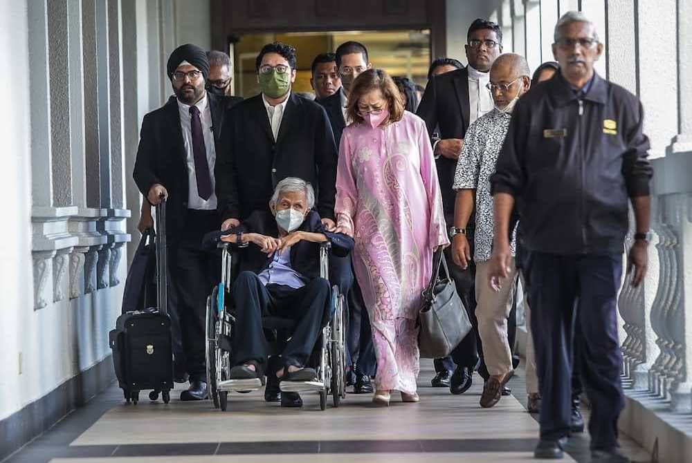 Daim yang berkerusi roda, dibawa ke Mahkamah Sesyen Kuala Lumpur pada Isnin, dengan ditemani isterinya, Toh Puan Na'imah Abdul Khalid bagi menghadapi pertuduhan kes tidak mengisytiharkan 70 aset hartanya dan satu bank akaun, Disember tahun lalu.