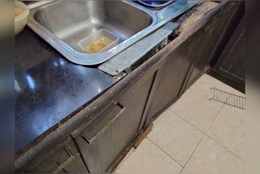 Keadaan sinki di kediaman Saliza dipercayai berlaku pergerakan bawah tanah.