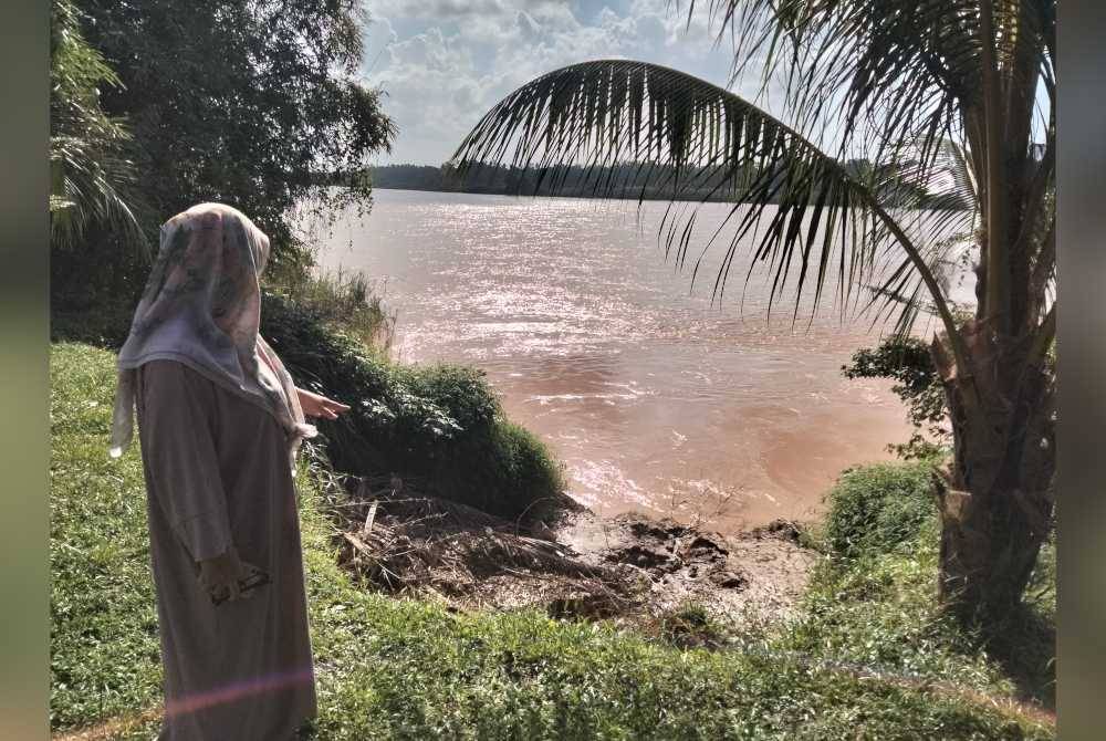 Saliza menunjukkan gaung kecil akibat runtuhan tanah selepas berlaku hakisan sungai.